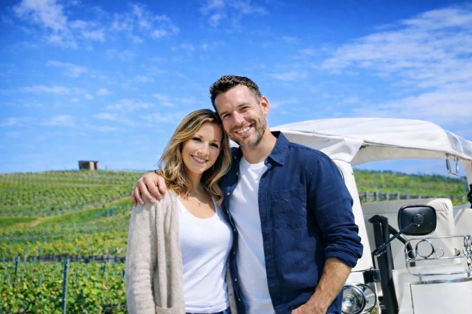 Couple en visite privée en Champagne devant un tuk-tuk Bubbles